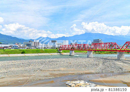 上田駅、烏帽子岳方面を望む(長野県上田市)【2021.8】 81386150