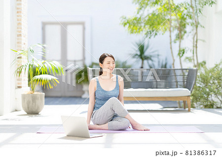 ヨガ パソコン エクササイズ ダイエット 81386317