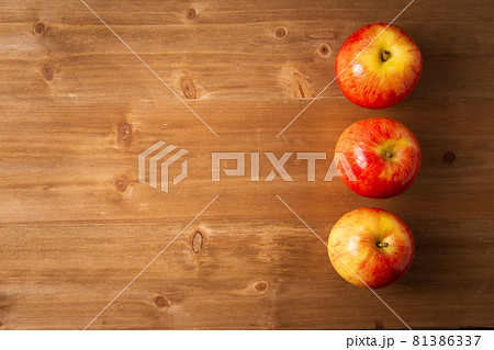 りんごが複数。ナチュラル・オーガニックな雰囲気。木目・コピースペース有り。 りんごが複数。ナチュラル・オーガニックな雰囲気。木目・コピースペース有り。 81386337