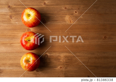 りんごが複数。ナチュラル・オーガニックな雰囲気。木目・コピースペース有り。 りんごが複数。ナチュラル・オーガニックな雰囲気。木目・コピースペース有り。 81386338