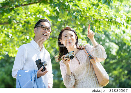 ミドルカップル  旅行 カメラ 81386567