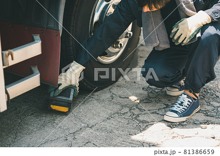 トラックの車輪止め 81386659