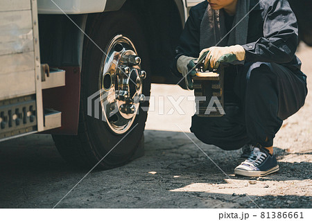 トラックの車輪止め 81386661