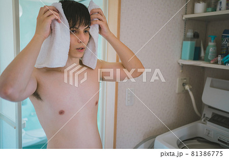 風呂上がりの若い男性 風呂上がりの若い男性 81386775