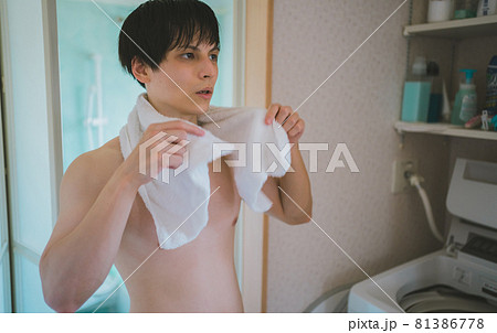 風呂上がりの若い男性 風呂上がりの若い男性 81386778