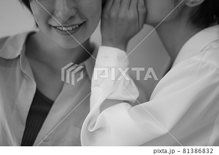 ひそひそ話する女性 81386832