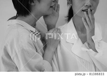 ひそひそ話する女性 81386833