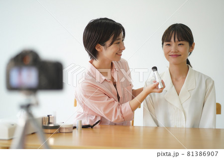 動画配信で化粧の仕方を紹介する女性 動画配信で化粧の仕方を紹介する女性 81386907