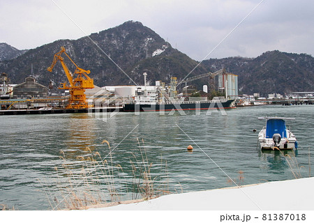 冬枯れの河口と、港湾施設 81387018