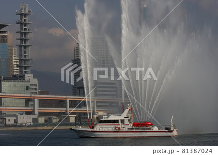 放水展示を行う、神戸市消防局の消防船「たちばな」 81387024
