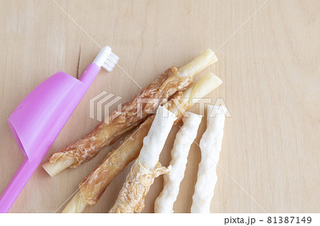 木目背景の犬用デンタルガムと歯ブラシ 木目背景の犬用デンタルガムと歯ブラシ 81387149