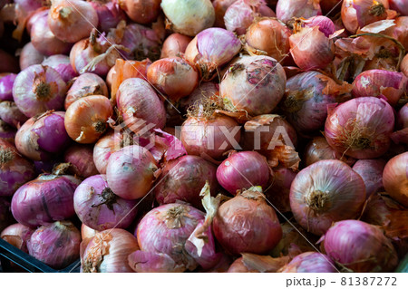 Image of boxes with onion for sale in supermarket 81387272