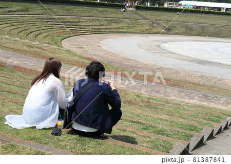 座って軽食を摂るカップル 81387841