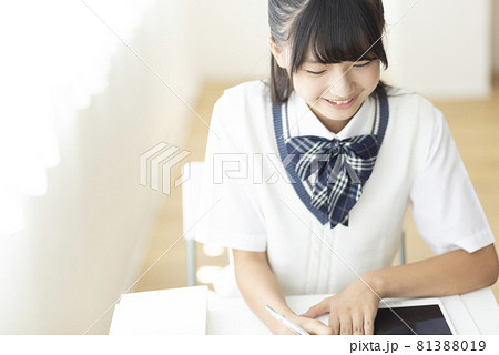 授業中の中学生 81388019