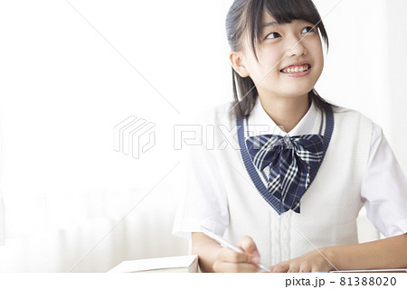 授業中の中学生 81388020