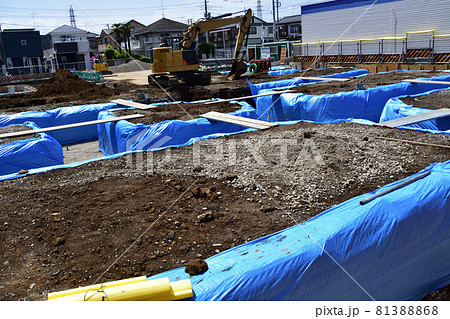 コンクリート打設前の基礎工事現場 81388868