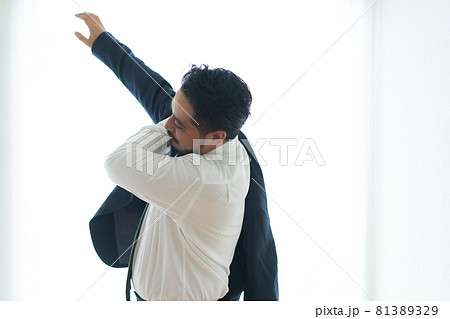 ビジネスマン　30代　中東系 81389329