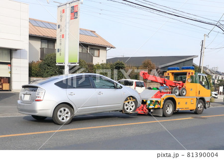レッカーに牽引される乗用車 81390004
