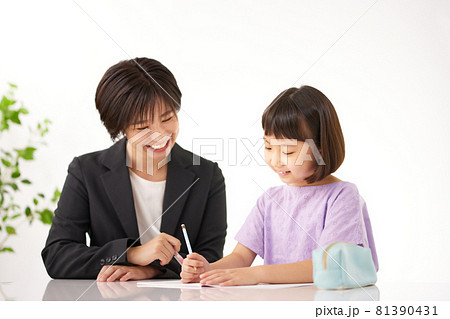 小学生に勉強を教える若い女性 小学生に勉強を教える若い女性 81390431