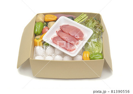 段ボール箱のいっぱいの食品 81390556
