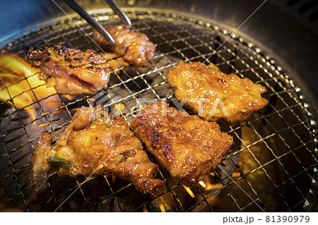ロースターで炎に包まれたカルビ焼肉 焼肉ランチ ロースターで炎に包まれたカルビ焼肉 焼肉ランチ 81390979