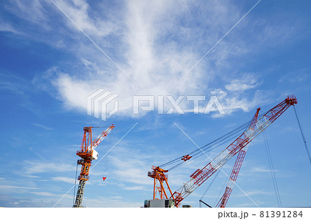 マンション・ビルの建設現場 タワークレーン マンション・ビルの建設現場 タワークレーン 81391284
