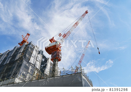 マンション・ビルの建設現場 タワークレーン マンション・ビルの建設現場 タワークレーン 81391298