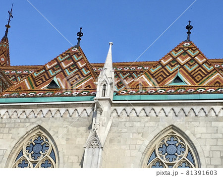 ハンガリー　ブダペスト　マーチャーシュ教会　ダイアモンド模様の屋根と装飾窓 81391603