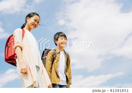 空と小学生(笑顔) 空と小学生(笑顔) 81391651