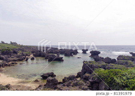 鹿児島県　沖永良部島のウジジ浜の奇岩 81391979
