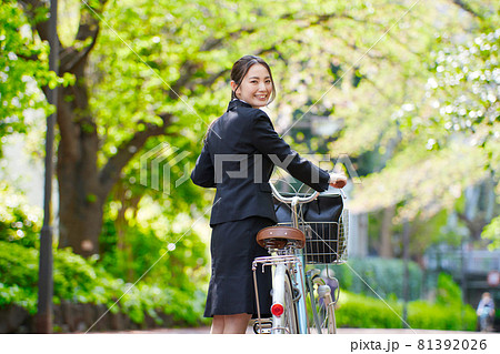 自転車を引くリクルートスーツの若い女性 自転車を引くリクルートスーツの若い女性 81392026
