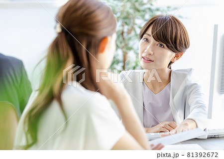 対面で部下と話をする管理職の女性 81392672