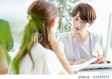 対面で部下と話をする管理職の女性 対面で部下と話をする管理職の女性 81392674
