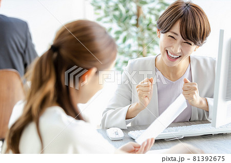 対面で部下と話をする管理職の女性 対面で部下と話をする管理職の女性 81392675