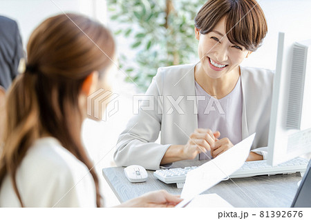 対面で部下と話をする管理職の女性 対面で部下と話をする管理職の女性 81392676