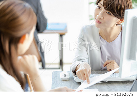 対面で部下と話をする管理職の女性 対面で部下と話をする管理職の女性 81392678