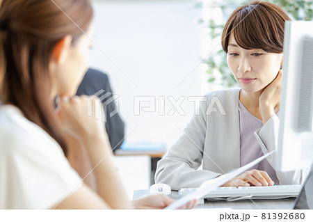 対面で部下と話をする管理職の女性 81392680