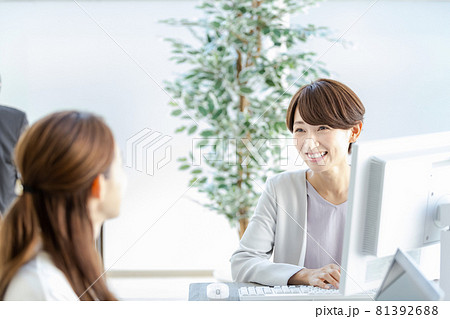 対面で部下と話をする管理職の女性 対面で部下と話をする管理職の女性 81392688