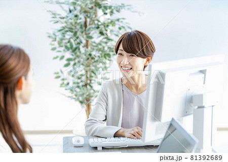 対面で部下と話をする管理職の女性 対面で部下と話をする管理職の女性 81392689