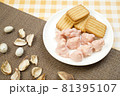 チョコとクッキーの洋菓子 81395107