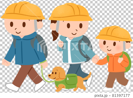 犬を連れて避難する家族 81397177