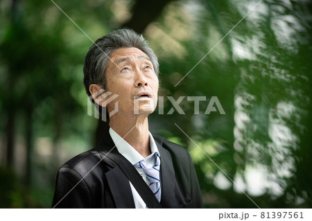 ビジネスマン　たそがれる　悩む 81397561