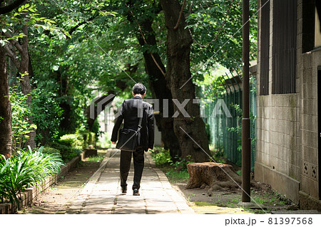ビジネスマン 歩く 後ろ姿 寂しい ビジネスマン 歩く 後ろ姿 寂しい 81397568