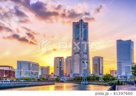 横浜みなとみらいの都市風景　夕焼けとロープウェイとランドマークタワーとコレットマーレ 81397660