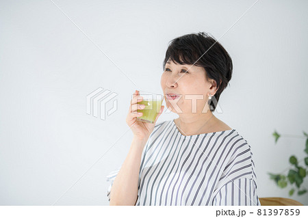 シニア女性 ジュース スムージー シニア女性 ジュース スムージー 81397859