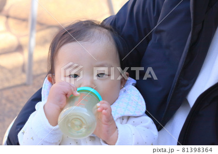 母親に抱っこされて粉ミルクを飲んでいる赤ちゃん 母親に抱っこされて粉ミルクを飲んでいる赤ちゃん 81398364