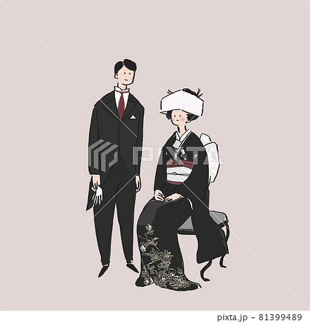 花嫁衣装を着た女性とタキシード姿の男性、新郎新婦、着物、和装、結婚、ウエディング、背景桃 81399489