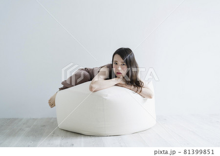 ルームウェアでリラックスする女性 81399851