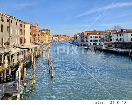 ヴェネツィア、カナルグランデのスカルツィ橋からの運河の景色 ヴェネツィア、カナルグランデのスカルツィ橋からの運河の景色 81400122