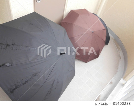 雨上がりの日常 ベランダで乾かされる2本の傘 81400283
